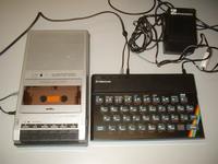 ZX Spectrum con su fuente de alimentación y una lectora/grabadora de cinta