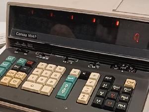 Canola 1614P en reposo esperando funcionar en modo calculadora