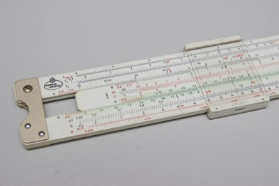 Multiplicando 2*π en una regla de cálculo Faber-Castell 2/82