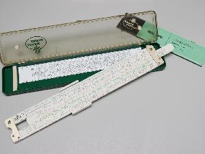 Regla de cálculo Faber-Castell 2/82 con su caja, manual y guía rápida