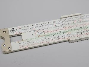 Multiplicando 2*π en la regla de cálculo Faber-Castell 2/82