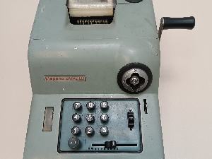 Vista exterior de la calculadora Hispano Olivetti Summa 15