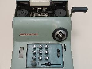 Vista exterior de la calculadora Hispano Olivetti Summa 15 con la tapa superior abierta