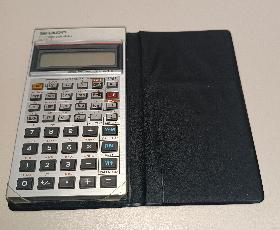 Calculadora Sharp EL-512 en su funda