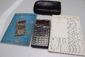 La calculadora TI-57 con su funda, manual y el cuaderno de hojas de codificación La calculadora TI-57 con su funda, manual y el cuaderno de hojas de codificación