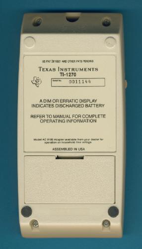 Vista posterior de la calculadora TI-1270 Vista posterior de la calculadora TI-1270