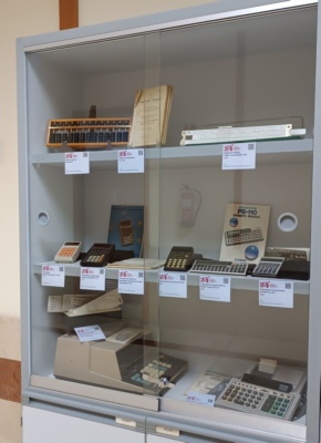 Vitrinas dedicada a los instrumentos  de cálculo personal