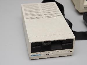 Detalle de la disquetera de 5.25 pulgadas Detalle de la disquetera de 5.25 pulgadas