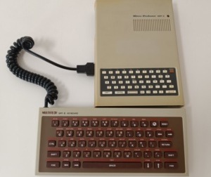 Vista completa del MPF II con el teclado supletorio Vista completa del MPF II con el teclado supletorio