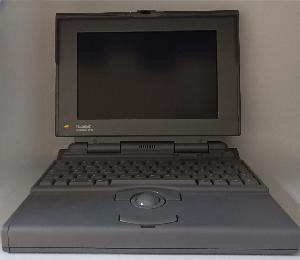 Computador Apple Macintosh Powerbook 145B en nuestro museo