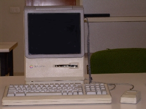 Vista exterior del Macintosh Plus con filtro de pantalla