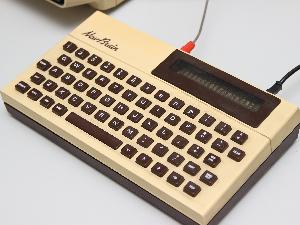 Computador NewBrain con su display de 16 caracteres