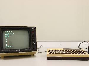 El NewBrain de nuestro museo conectado a un monitor ejecutando un pequeño programa en BASIC