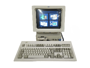 Computador IBM PS/1 2011 en funcionamiento