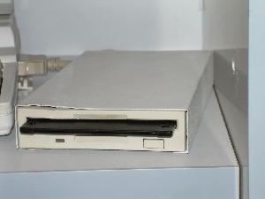 Disquetera portátil conectada al computador T1000XE