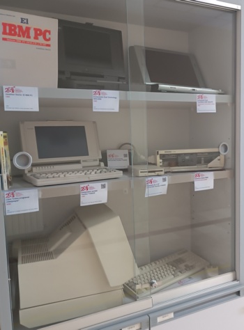 Vitrina dedicada a los computadores compatibles con IBM-PC