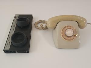 Teléfono fijo junto al acoplador