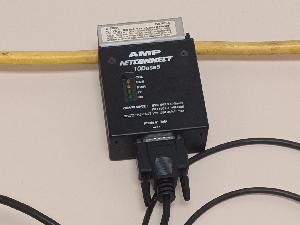 Detalle del cable gordo con el conector vampiro y su transceptor