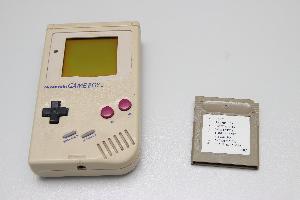 Consola Game Boy con un cartucho de juego