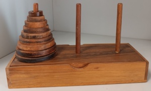 Juego de las Torres de Hanói que obra en CoMpUSEO