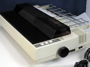 Vista externa de una impresora Epson MX-80 Vista externa de una impresora Epson MX-80