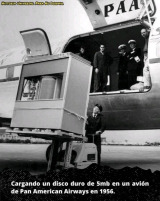 Carga del disco duro IBM350 en un avión
